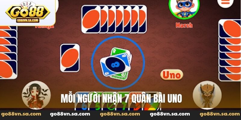 Mỗi người nhận 7 quân bài Uno
